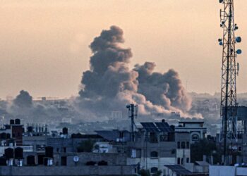 ASAP tebal menyelubungi bandar Khan Younis susulan serangan tentera rejim Zionis ke atas bandar di selatan Palestin itu. – AFP