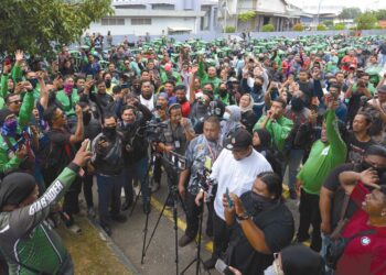 BANTAH... Sebahagian penunggang Grab berhimpun bagi menuntut struktur tambang yang baharu di hadapan bangunan Grab Driver Centre Axis, Petaling Jaya. semalam. - UTUSAN/SYAKIR RADIN