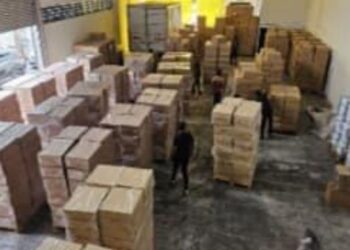 ANTARA barangan minuman keras serta rokok disimpan dalam gudang di Mantin, Negeri Sembilan.