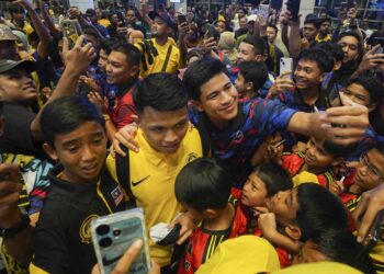 PEMAIN Harimau Malaya disambut para peminat setibanya mereka dari Qatar di Lapangan Terbang Antarabangsa Kuala Lumpur, Sepang, semalam. - UTUSAN/SHIDDIEQIIN ZON