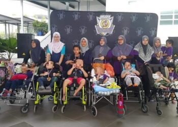 GOLONGAN ibu bersama anak-anak mereka yang menghidap penyakit hidrosefalus ketika program yang dianjurkan oleh PPHM baru-baru ini.