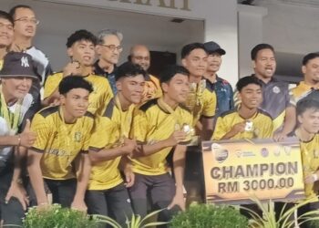 PEMAIN skuad Sukma Perak meraikan kejayaan muncul juara Liga Hoki Perak (LHP) 2024 selepas mengalahkan SMK Anderson Ipoh 7-2 dalam perlawanan akhir di Ipoh semalam. - UTUSAN