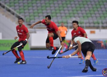 PEMAIN hoki Malaysia menjalani latihan sebagai persiapan ke kelayakan Olimpik di Muscat, Oman. - IHSAN KONFEDERASI HOKI MALAYSIA