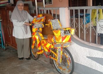 ROSIATON Mohd Alias menunjukkan basikal berhias Pak Yob yang amat dikenali penduduk Manjung ketika ditemui di Fasa 1A, Seri Manjung hari ini. - UTUSAN