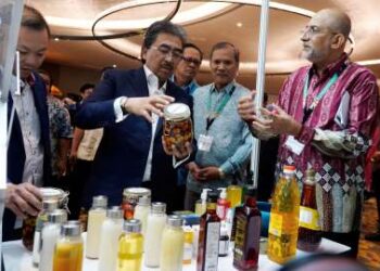 JOHARI Abdul Ghani melawat pameran selepas  pelancaran Program Palm Oil Economic Review and Outlook Seminar (R&O) 2024 di Kuala Lumpur. -UTUSAN/FAUZI BAHARUDDIN