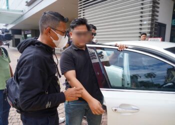 ANTARA pemandu e-hailing diperiksa dalam  Operasi Pengarah (Kenderaan Perkhidmatan Awam) di Setapak Sentral, Kuala Lumpur. - UTUSAN/SHIDDIEQIIN ZON