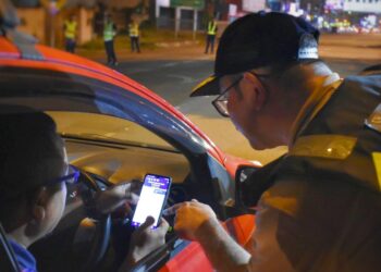 Mohd. Misuari Abdullah memeriksa seorang pemandu kereta dalam Ops Pengarah JPJ di Jalan Kuala Krai, Kota Bharu. - IHSAN JPJ Kelantan