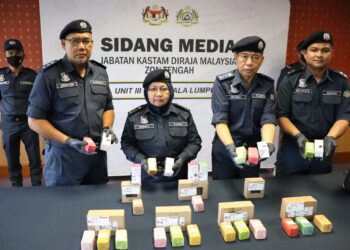 WONG Pun Sian (dua dari kanan) menunjukkan kokain dirampas di Terminal 1 KLIA daripada seorang penumpang rakyat Perancis di KLIA Sepang. - GAMBAR IHSAN JKDM