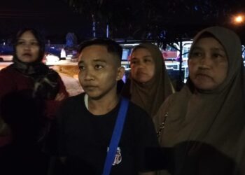 NORISHAM SAMSUSAH (kiri) bersama keluarganya ketika ditemui di lokasi penemuan rangka manusia di Kampung Batu  7, Tongkang Pecah di Batu Pahat, malam ini
