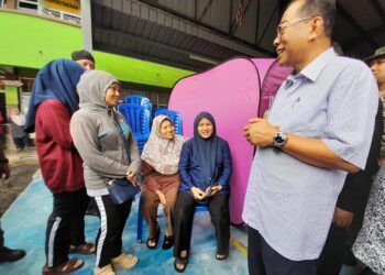 MOHAMED KHALED Nordin melawat Pusat Pemindahan Sementara (PPS) di Sekolah Rendah Agama Bersepadu Kota Tinggi, Johor hari ini.