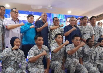 MOHAMED Khaled Nordin (tengah) bergambar bersama anggota tentera selepas merasmikan Karnival Komuniti MADANI Sedili Kota Tinggi di Sekolah Kebangsaan Sedili Besar, Kota Tinggi, di sini hari ini.