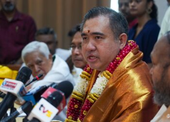 ANTHONY Loke pada sidang akhbar perkhidmatan KTM Komuter empat hari tiga malam sempena Thaipusam 2024, di Stesen KTM Batu Caves. - UTUSAN/SHIDDIEQIIN ZON