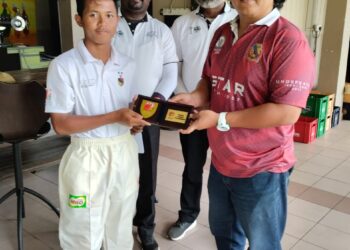 AMIRUL Zafuan Abdullah (kiri) menerima anugerah pemain terbaik perlawanan daripada Setiausaha Pertandingan Kriket Melayu, Nazmir Sungip di Kelab Aman, Kuala Lumpur, kelmarin.