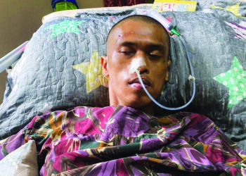 KEADAAN Wan Mohd. Fairuz Wan Abdul Razak yang terlantar akibat koma di rumahnya di Gong Manok, Kampung Baharu, Besut, semalam.