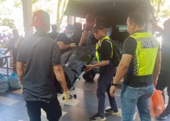 POLIS mengangkat mayat wanita dipercayai dibunuh di tepi tangga di Desa Mentari, Petaling Jaya.