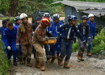 ANGGOTA pasukan mencari dan menyelamat membawa keluar mayat mangsa jadian tanah runtuh di Blue Valley di Cameron Highlands hari ini. - UTUSAN/MUHAMAD NAZREEN SYAH MUSTHAFA