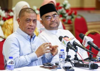 SAARANI Mohamad (kiri) dalam sidang akhbar mengenai Konvensyen Kerajaan Perpaduan Negeri Perak di Ipoh hari ini. - UTUSAN/MUHAMAD NAZREEN SYAH MUSTHAFA