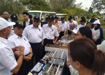 SAARANI Mohamad (dua dari kiri) bersama pelajar pada pembukaan Taman Batuan Geologi di Universiti Teknologi Petronas (UTP) Seri Iskandar hari ini. - UTUSAN