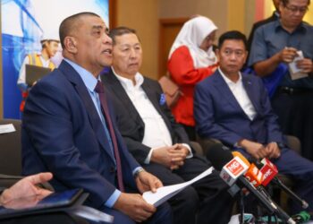 SAARANI Mohamad dalam sidang akhbar selepas menyaksikan majlis menandatangani perjanjian usahasama pembangunan Silver Valley Technology Park (SVTP) di Ipoh hari ini. - UTUSAN/MUHAMAD NAZREEN SYAH MUSTHAFA