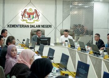 SAIFUDDIN Nasution dan Steven Sim Chee Keong ketika mempengerusikan Mesyuarat Jawatankuasa Bersama Antara Menteri Dalam Negeri Dan Menteri Sumber Manusia Mengenai Pengurusan Pekerja Asing Kali Ke-10 di Kementerian Dalam Negeri, Putrajaya. - UTUSAN/FAISOL MUSTAFA