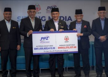 MOHD. Na'im Mokhtar menunjukkan jumlah kutipan zakat 2023 PPZ-MAIWP di Putrajaya. - UTUSAN/FAISOL MUSTAFA
