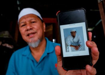 NAJIB Lep menunjukkan gambar terkini Nazir Lep ketika ditemui di Kampung Jeram Masjid, Muar, Johor. - UTUSAN/SYAFEEQ AHMAD