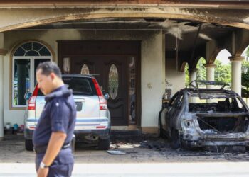 KEADAAN kereta Ngeh Koo Ham yang terbakar dipercayai akibat perbuatan khianat di kediamannya di Ayer Tawar dekat Beruas semalam. - UTUSAN/MUHAMAD NAZREEN SYAH MUSTHAFA