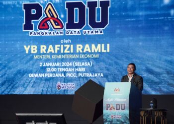 RAFIZI Ramli ketika berucap dalam pelancaran Pengkalan Data Utama (PADU) di Pusat Konvensyen Antarabangsa Putrajaya. - UTUSAN/FAISOL MUSTAFA