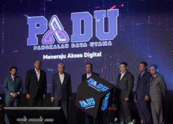 ANWAR Ibrahim merasmikan gimik pelancaran Pengkalan Data Utama (PADU) di Pusat Konvensyen Antarabangsa Putrajaya. - UTUSAN/FAISOL MUSTAFA