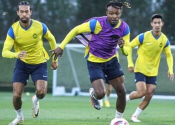 (DARI kiri) Qorbin Ong, Sumareh dan Brendan Gan menjalani latihan bersama rakan skuad Harimau Malaya di Doha, semalam. Malaysia akan menentang Bahrain dalam perlawanan kedua kempen Piala Asia 2023, hari ini. - IHSAN FAM