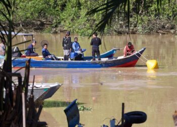 ara penyelam masih giat menjalankan kerja-kerja mengapit semula saluran paip bawah air di Sungai Perai yang kini 80 peratus telah siap.