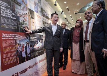 NGA Kor Ming melawat ruang pameran semasa hadir Majlis Amanat Bersama warga KPKT di Putrajaya. - UTUSAN/FAIZ ALIF ZUBIR