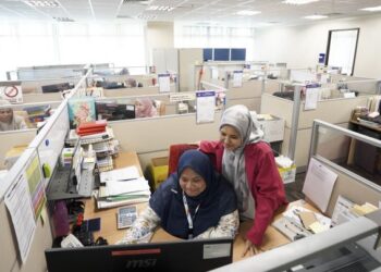 Keputusan kerajaan memansukan skim pencen dijangka menyebabkan kakitangan awam akan merosot dalam tempoh 10 tahun lagi. - Gambar hiasan