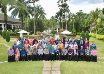 ANWAR Ibrahim  bersama Anggota Jemaah Menteri Kerajaan Perpaduan di Cyberview Resort &  Spa, Selangor. - IHSAN JPM