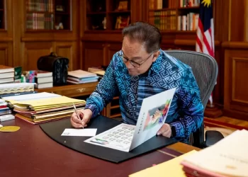 Anwar Ibrahim menandatangani poskad untuk dikirim kepada Setiausaha Agung Pertubuhan Bangsa-Bangsa Bersatu (PBB), Antonio Guterres  bagi  mendesak pertubuhan itu menerima Palestin sebagai negara anggotanya. - FOTO/Facebook Perdana Menteri