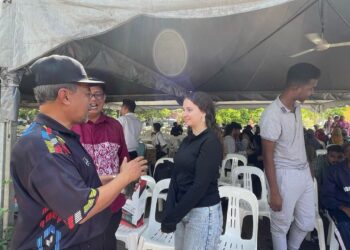 ROLA Salem (tengah) berbual dengan Pengerusi Lembaga Kemajuan Wilayah Kedah (KEDA), Datuk Seri Jamil Khir Baharom selepas Majlis Peluncuran Projek Pengurusan Sisa Pepejal di Wilayah KEDA (Spike) di Desa KEDA Seberang Paya Kercut di Kepala Batas, Alor Setar.