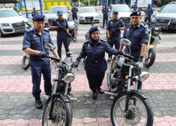 ELABUHAN KLANG 18 JANUARI 2024. Penolong Ketua Pengarah Kastam Zon Tengah, Norlela Ismail menunjukkan barangan yang dirampas pada sidang media berkaitan kejayaan Jabatan Kastam Zon Tengah Unit II Selangor menumpaskan sindiket penyeludupan rokok dan minuman keras, kenderaan serta penyeludupan migran di Pejabat Kastam Pelabuhan Utara. Foto : Saddam Yusoff