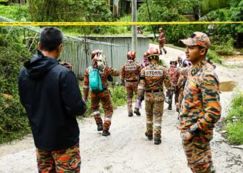 PASUKAN Khas Operasi, Taktikal dan Penyelamat Malaysia (STORM) berjalan kaki ke lokasi kejadian tanah runtuh untuk operasi mencari dan menyelamat mangsa di Cameron Highlands. - UTUSAN/MUHAMAD NAZREEN SYAH MUSTHAFA
