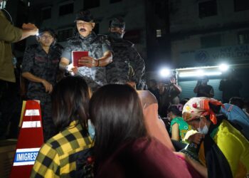 RUSLIN Jusoh memeriksa warga asing yang ditahan dalam operasi bersepadu di sebuah pangsapuri di Bandar Tasik Kesuma, Beranang, Selangor.  - UTUSAN/FARIZ RUSADIO