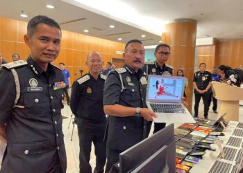RUSLIN Jusoh ketika sidang akhbar berhubung sindiket judi dalam talian menggunakan premis perniagaan di Kuala Lumpur. - UTUSAN/MASZUREEN HADZMAN