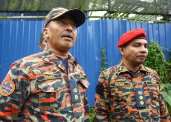 MD. Gezani Md. Ghazi (kanan) dan  Penolong Pengarah Bahagian Operasi JBPM Pahang, Ismail Abdul Ghani memberikan penerangan mengenai hari kedua operasi mencari dan menyelamat mangsa runtuhan tanah di Kampung Raja, Cameron Highlands hari ini. - UTUSAN/MUHAMAD NAZREEN SYAH MUSTHAFA