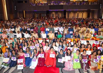 AHMAD Zahid Hamidi (tengah) bersama tetamu yang menghadiri Majlis Ponggal Perpaduan 2024 di Pusat Konvensyen IRDKL, Shah Alam, Selangor, hari ini.