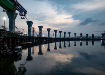 PROJEK Rapid Transit System Link (RTS Link) secara simboliknya “disambungkan” antara Malaysia dan Singapura baru-baru ini.-GAMBAR HIASAN