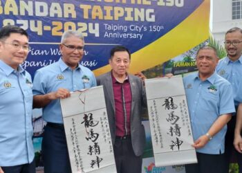 SAARANI Mohamad (dua dari kanan) melancarkan Sambutan Ulang Tahun Ke-150 Bandar Taiping di Dataran Warisan di Taiping hari ini. - UTUSAN/WAT KAMAL ABAS
