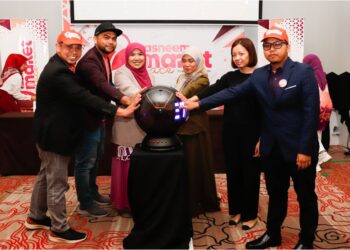 AHMAD Rafizal (dua dari kiri) dalam satu majlis pelancaran berkaitan produk syarikatnya baru-baru ini.