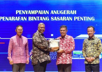 MENTERI Dalam Negeri, Datuk Seri Saifuddin Nasution Ismail menyampaikan anugerah tertinggi APBSP 2023 kepada Ketua Operator Sistem Grid (GSO) TNB, Ir. Shanmugam Thoppalan.
