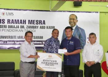 ZAMBRY Abdul Kadir (dua kiri) menyampaikan bantuan kewangan Yayasan Perkasa Siswa di UMS, Kota Kinabalu, Sabah, hari ini.