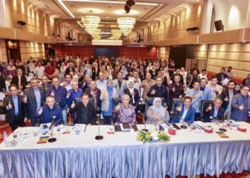 Ahmad Zahid Hamidi bersama peserta bengkel dan pengurusan Kementerian Kemajuan Desa dan Wilayah pada program pemukiman kementerian itu di Kuala Lumpur ,semalam.