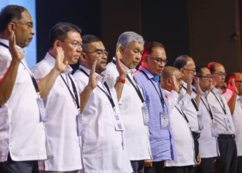 AHMAD Zahid Hamidi (empat dari kiri) dan pemimpin BN-PH pada Konvensyen Kerajaan Perpaduan Perak di Ipoh hari ini. - UTUSAN/MUHAMAD NAZREEN SYAH MUSTHAFA