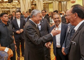 AHMAD Zahid Hamidi beramah mesra dengan warga KKDW selepas Majlis Amanat Tahun 2024 di KKDW, Putrajaya. - UTUSAN/FAISOL MUSTAFA